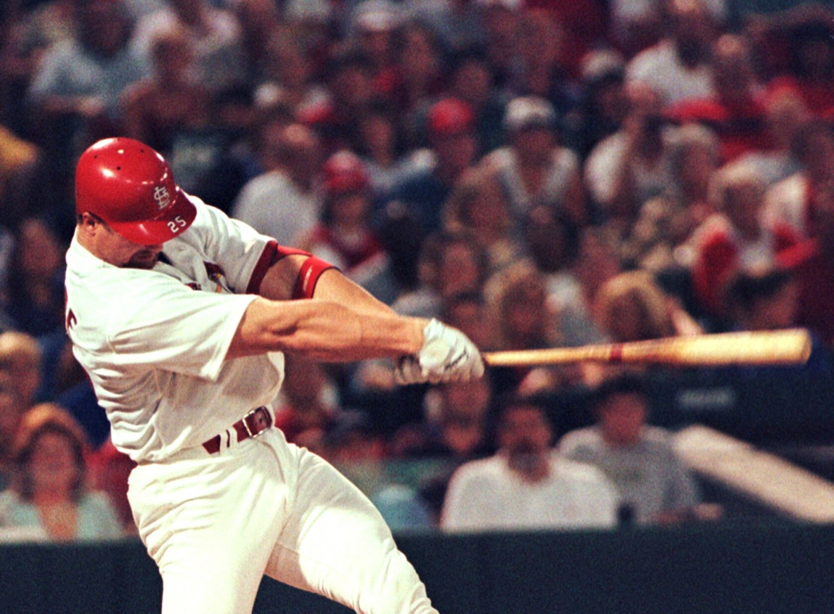 1999: Mark McGwire hits home runs No. 500 and 501
